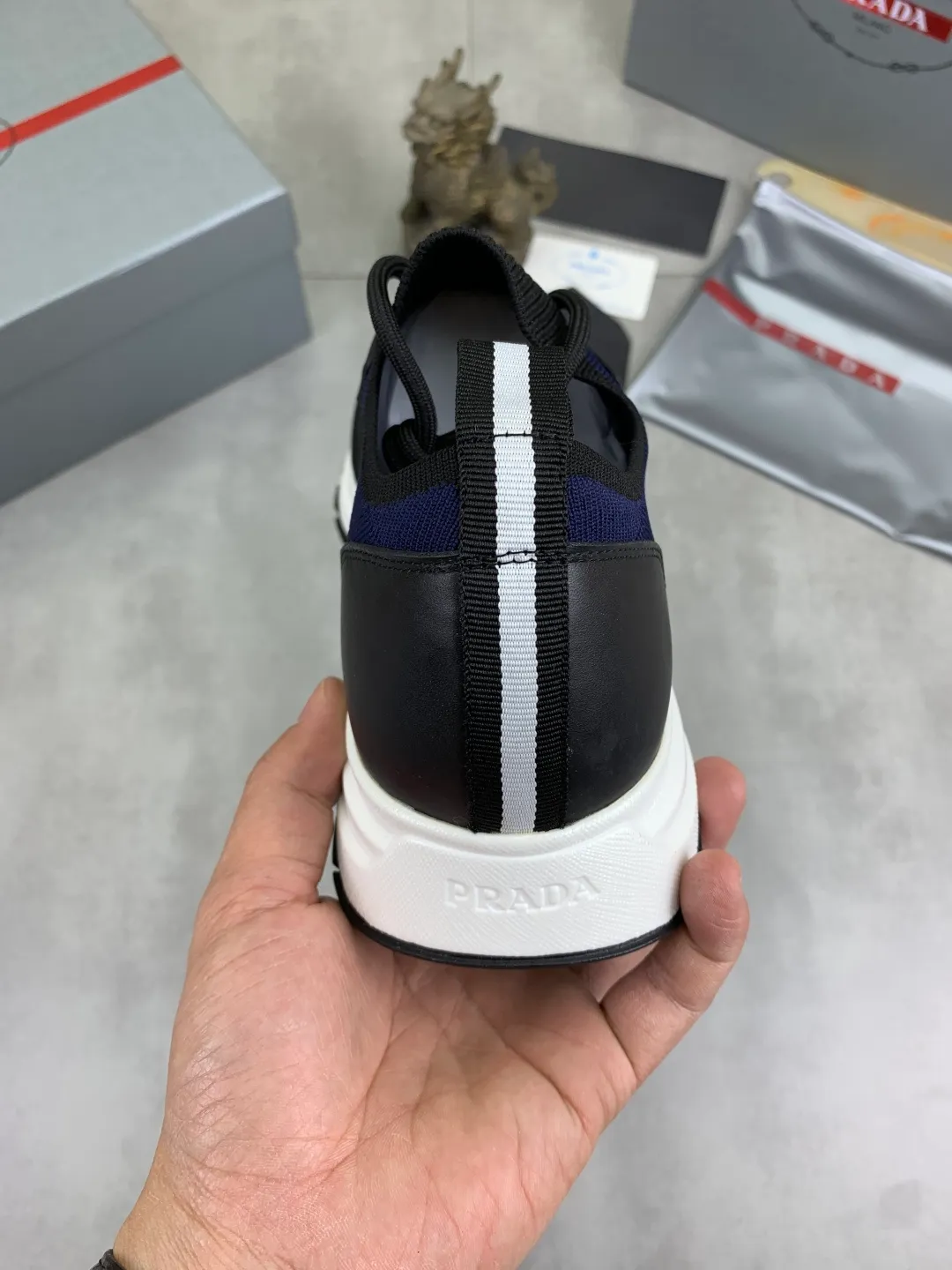 Men's Men's Shoes 💰P500💰【New Style】 (PRADA) The latest model of men's shoes has been launched on the official website in 1:1 copy, synchronized with Hong Kong counters, and on the same catwalk; all made of cowhide Epoxy mesh ➕Imported breathable fabric with cowhide lining, 🍡🍡Original 1:1 rubber outsole, non-slip and wear-resistant; comfortable on the feet, attractive style, fine workmanship, and simple and neat shoe lasts, highlighting a man's boldness and toughness, 👍size 38 to 44 3⃣️Color🉑️Choose